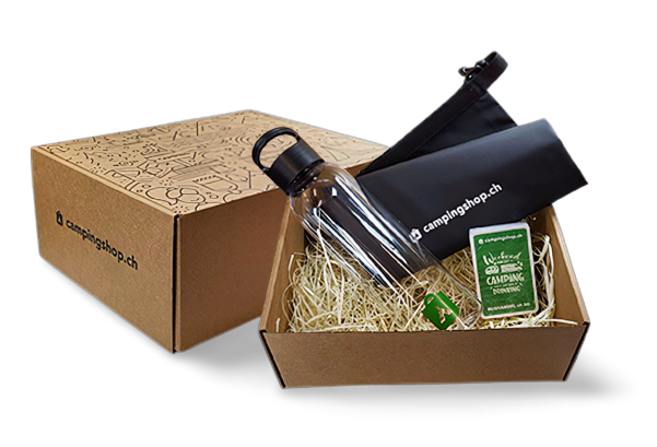 Geschenkbox mit Jasskarten, Drybag und Wasserflasche von campingshop.ch